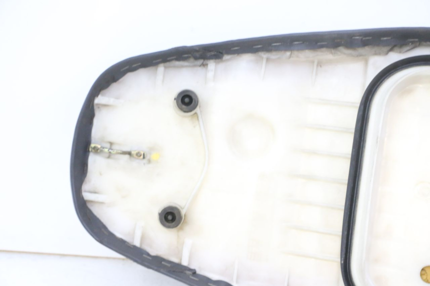 photo de SELLE HONDA SCV LEAD 100 (2003 - 2007) - Détails caractéristiques