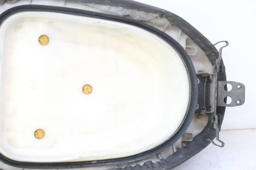 photo de SELLE HONDA SCV LEAD 100 (2003 - 2007) - Marquages et références