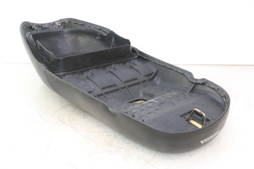 photo de SELLE HONDA SH 125 (2001 - 2003) - Vue d’ensemble