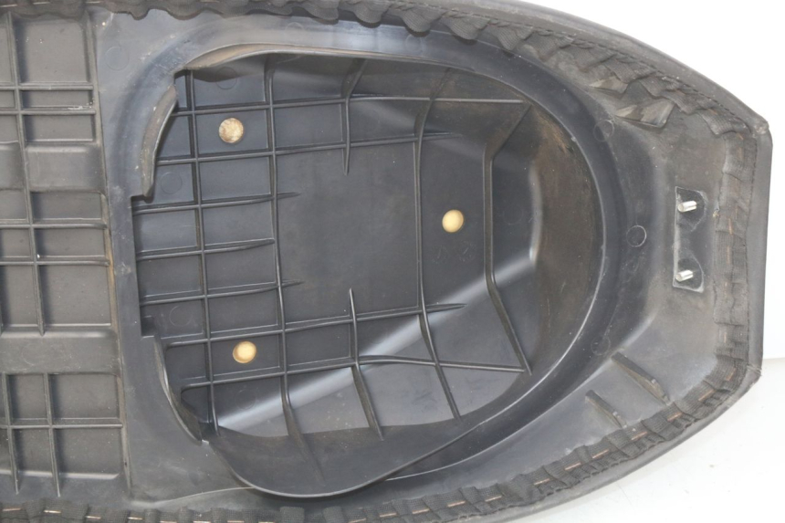 photo de SELLE SUZUKI SIXTEEN 125 (2008 - 2010) - Détails caractéristiques