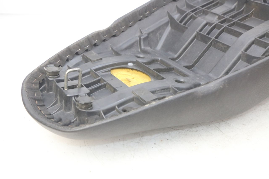 photo de SELLE SUZUKI SIXTEEN 125 (2008 - 2010) - Marquages et références