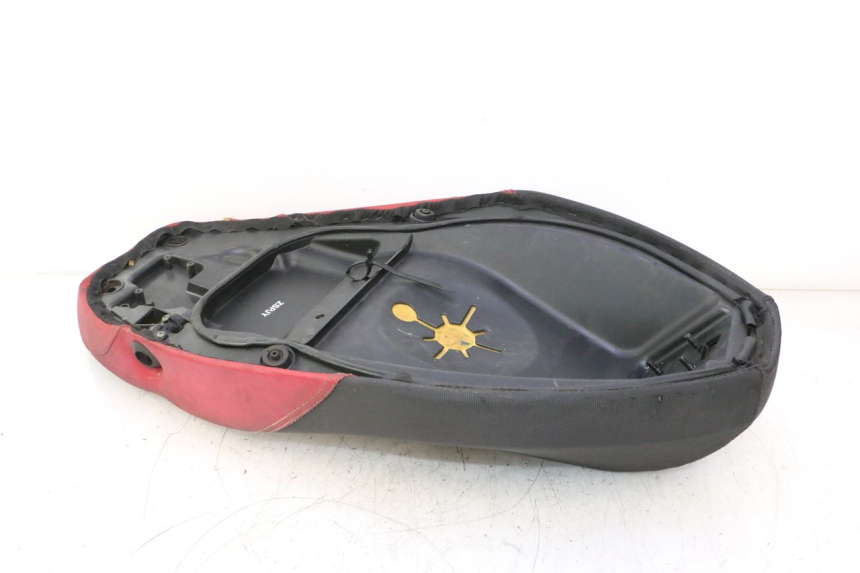 photo de SELLE APRILIA SR 2T 50 (2012 - 2017) - Gros plan technique