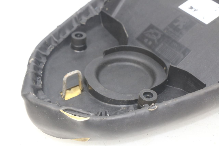 photo de SELLE PEUGEOT STREETZONE 4T 50 (2018 - 2023) - État de surface