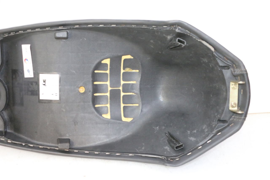 photo de SELLE PEUGEOT STREETZONE I 2T 50 (2018 - 2020) - État de surface