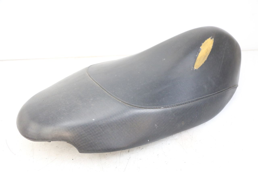 photo de SELLE PEUGEOT TKR TREKKER FURIOUS 50 (2005 - 2014) - Détails caractéristiques