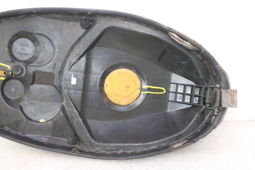 photo de SELLE PEUGEOT TREKKER 50 (1995 - 2004) - Angle alternatif