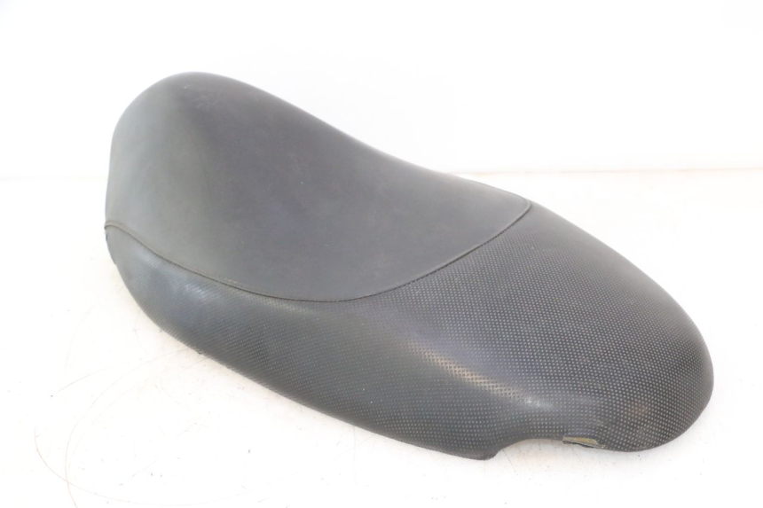 photo de SELLE PEUGEOT TREKKER 50 (1995 - 2004) - Gros plan technique