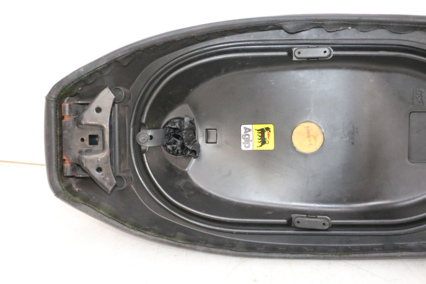 photo de SELLE PIAGGIO VESPA GTS SUPER IE 125 (2009 - 2016) - Points de fixation