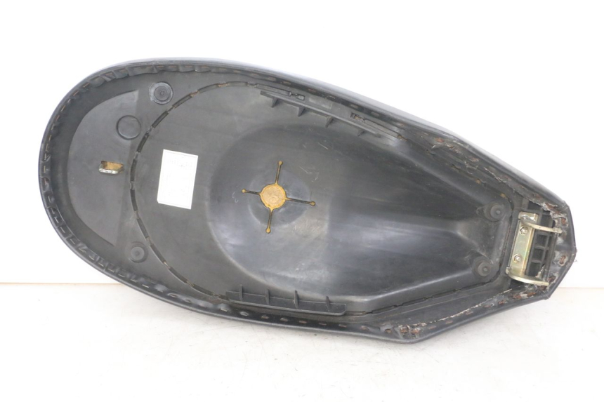 photo de SELLE PEUGEOT VIVACITY NEW 2T 50 (2008 - 2017) - État de surface