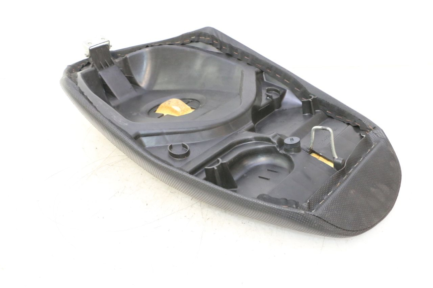 photo de SELLE PEUGEOT VIVACITY 50 (1998 - 2003) - Points de fixation