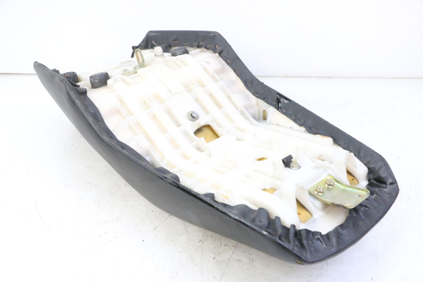 photo de SELLE YAMAHA FZS FAZER 600 (2001 - 2003) - Points de fixation