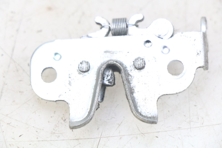 photo de SERRURE SELLE PEUGEOT KISBEE 4T 50 (2018 - 2022) - Zoom état d’usage