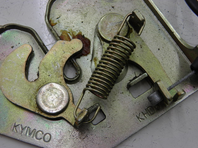 photo de SERRURE SELLE KYMCO QUANNON NAKED 125 (2010) - Zoom état d’usage