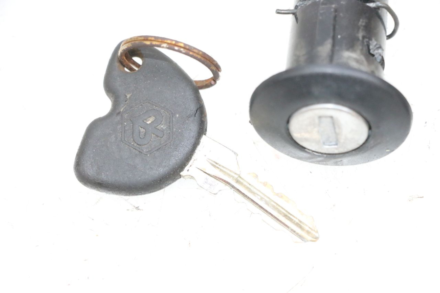 photo de SERRURE SELLE PIAGGIO NEW TYPHOON 50 (2018 - 2021) - Gros plan technique