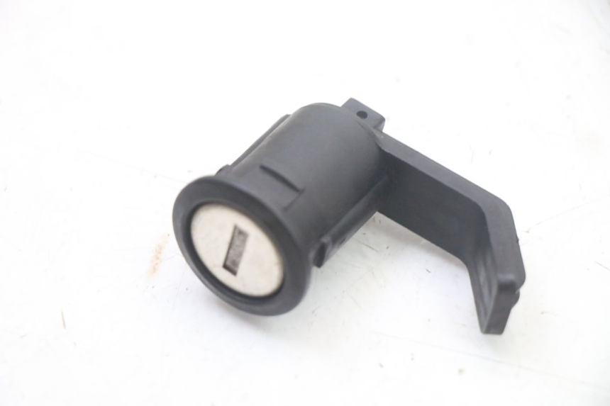 photo de SERRURE SELLE PEUGEOT SATELIS COMPRESSOR K15 125 (2006 - 2009) - Autre angle de vue