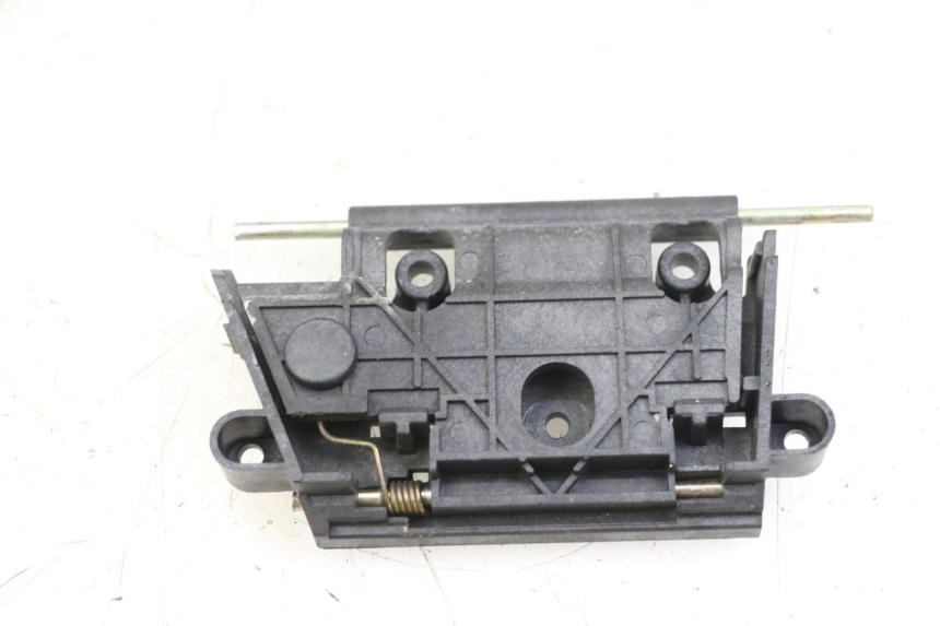 photo de SERRURE SELLE PEUGEOT VIVACITY 125 (2010 - 2017) - Zoom état d’usage