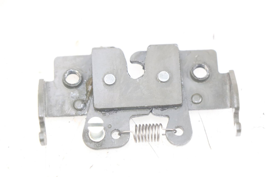 photo de SERRURE SELLE PIAGGIO X8 125 (2004 - 2007) - Zoom état d’usage