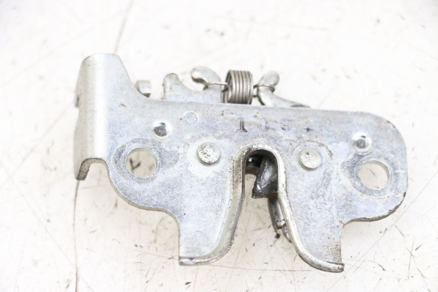 photo de SERRURE DE SELLE SUZUKI ADDRESS 110 (2015 - 2020) - Zoom état d’usage