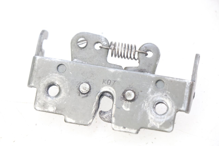 photo de SERRURE DE SELLE MBK BOOSTER SPIRIT NAKED 50 (2004 - 2017) - Détail de la pièce