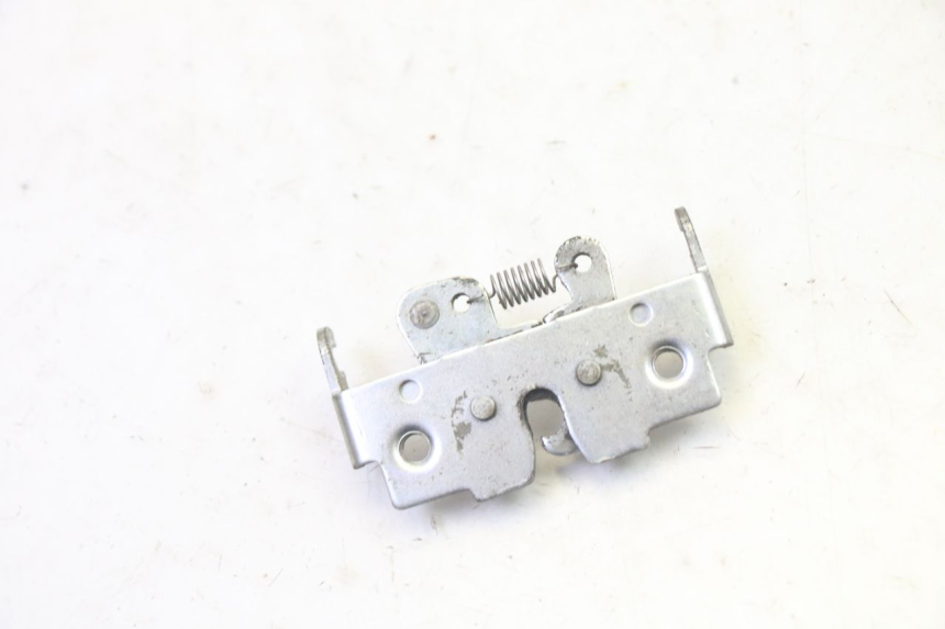 photo de SERRURE DE SELLE SUZUKI BURGMAN 125 (2007 - 2014) - Zoom état d’usage