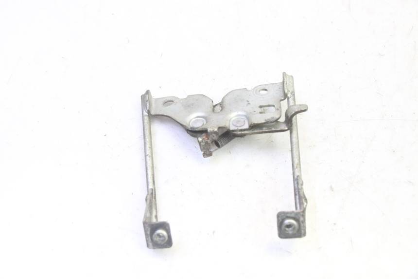 photo de SERRURE DE SELLE HONDA CBF 125 (2009 - 2015) - Gros plan technique