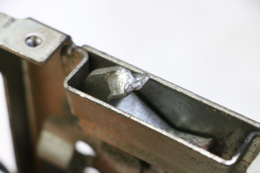 photo de SERRURE DE SELLE HONDA FES S-WING SWING ABS 125 (2007 - 2015) - Autre angle de vue