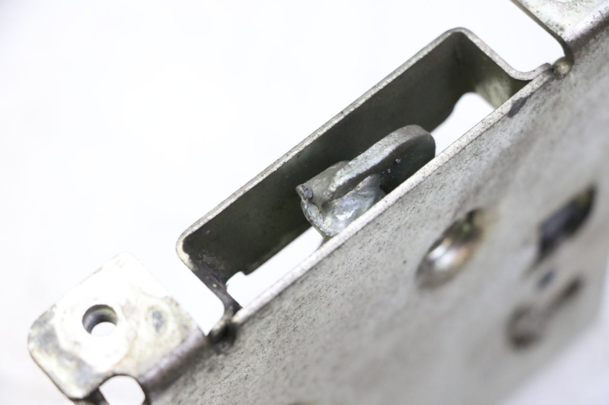 photo de SERRURE DE SELLE HONDA FES S-WING SWING ABS 125 (2007 - 2015) - Gros plan technique