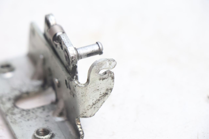 photo de SERRURE DE SELLE GILERA GP 800 (2007 - 2013) - Points de fixation