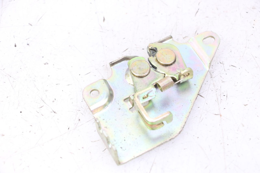 photo de SERRURE DE SELLE SYM JOYMAX 125 (2010 - 2017) - Autre angle de vue