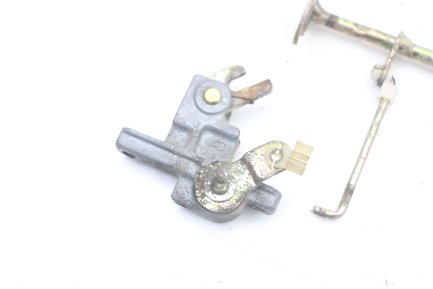 photo de SERRURE DE SELLE KAWASAKI GTR 1000 (1994 - 2004) - Zoom état d’usage