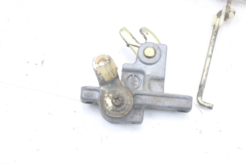 photo de SERRURE DE SELLE KAWASAKI GTR 1000 (1994 - 2004) - Autre angle de vue