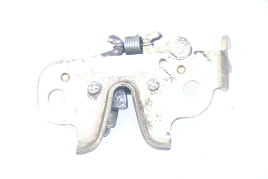 photo de SERRURE DE SELLE PEUGEOT KISBEE 2T 50 (2010 - 2017) - Zoom état d’usage