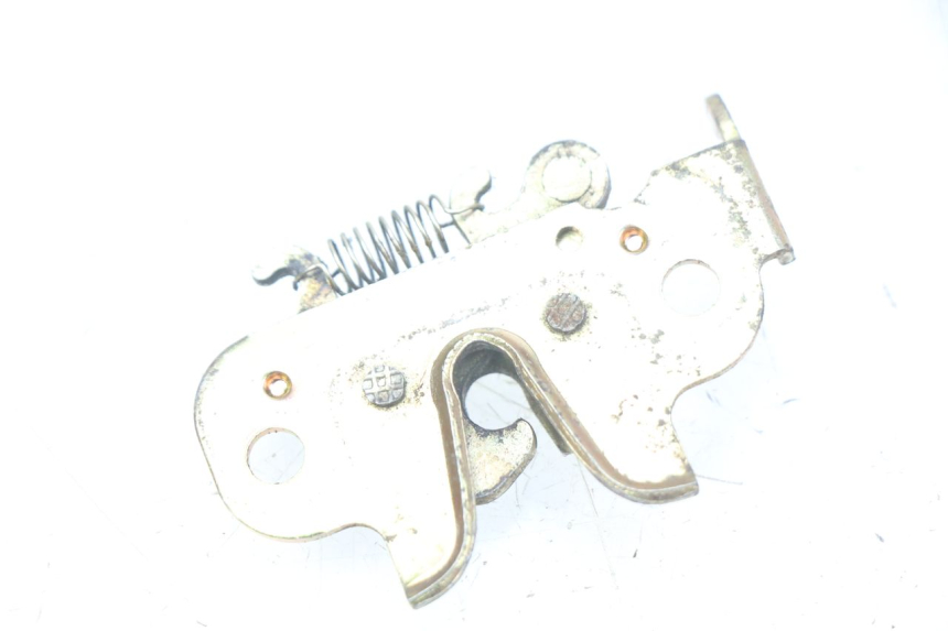 photo de SERRURE DE SELLE PEUGEOT KISBEE 2T 50 (2010 - 2017) - Détail de la pièce