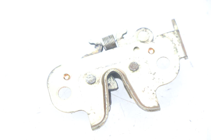 photo de SERRURE DE SELLE PEUGEOT KISBEE 2T 50 (2010 - 2017) - Zoom état d’usage