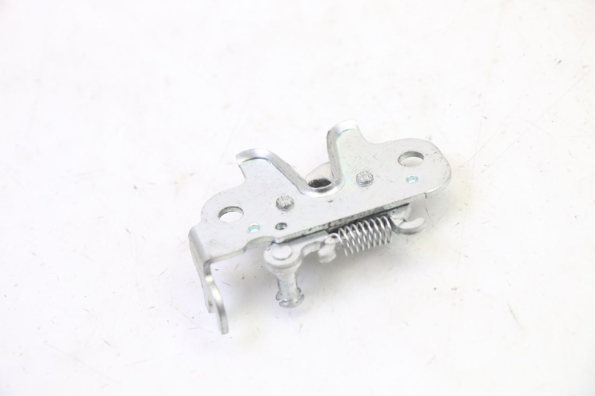 photo de SERRURE DE SELLE PEUGEOT KISBEE 2T 50 (2010 - 2017) - Autre angle de vue