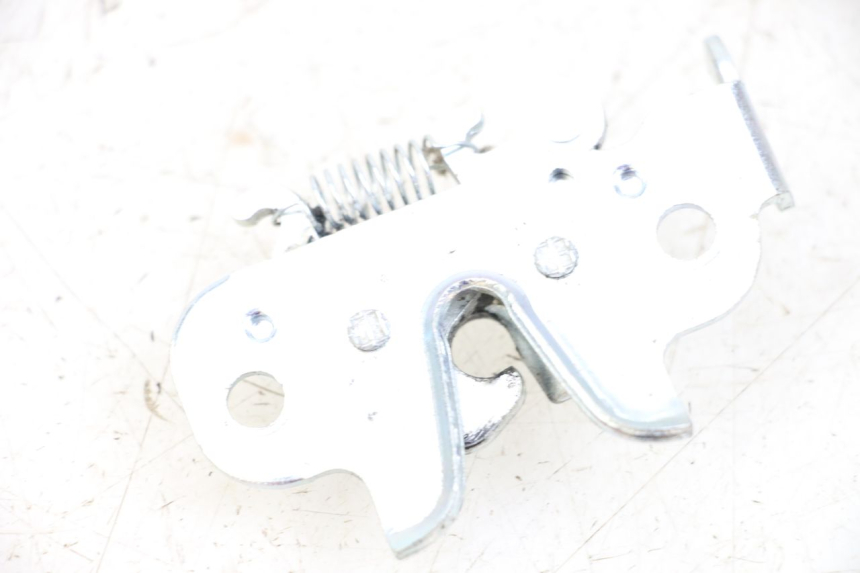 photo de SERRURE DE SELLE PEUGEOT KISBEE 4T 50 (2018 - 2022) - Détail de la pièce