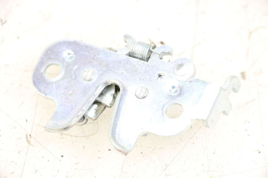 photo de SERRURE DE SELLE PEUGEOT KISBEE 4T 50 (2018 - 2022) - Zoom état d’usage