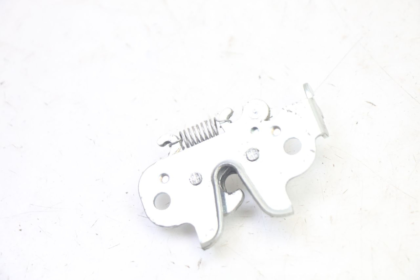 photo de SERRURE DE SELLE PEUGEOT KISBEE 4T 50 (2018 - 2022) - Zoom état d’usage