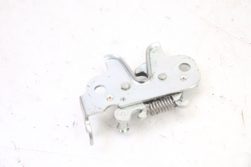 photo de SERRURE DE SELLE PEUGEOT KISBEE 4T 50 (2018 - 2022) - Autre angle de vue