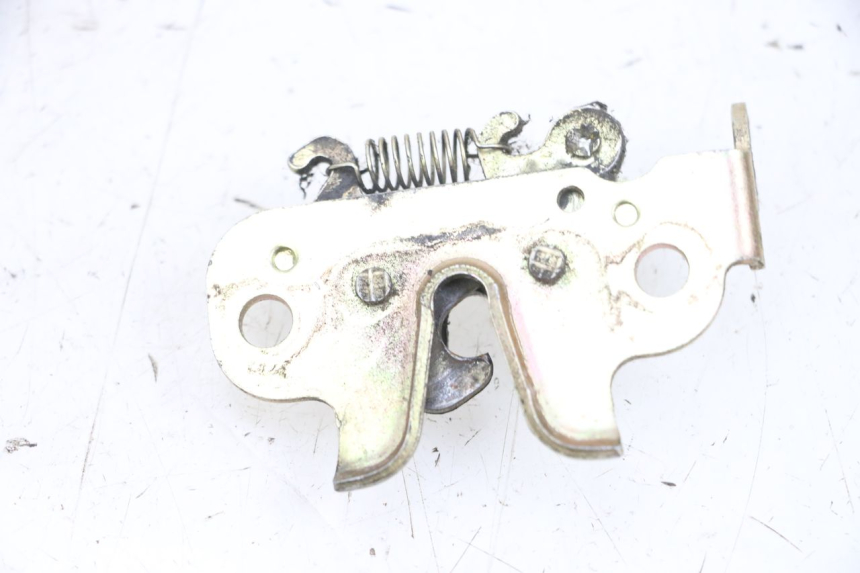 photo de SERRURE DE SELLE PEUGEOT KISBEE 4T 50 (2010 - 2017) - Autre angle de vue