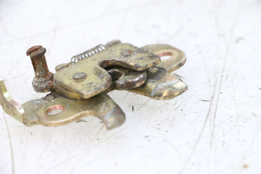 photo de SERRURE DE SELLE PEUGEOT KISBEE 4T 50 (2010 - 2017) - Autre angle de vue