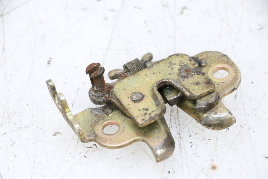 photo de SERRURE DE SELLE PEUGEOT KISBEE 4T 50 (2010 - 2017) - Gros plan technique