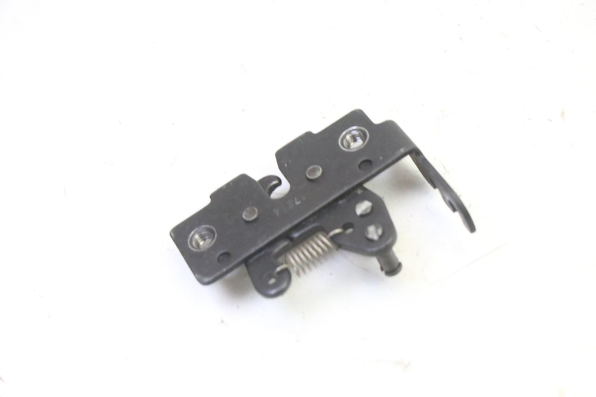 photo de SERRURE DE SELLE PIAGGIO MP3 HPE 310 (2024 - 2025) - Autre angle de vue