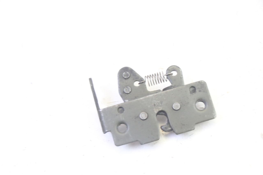 photo de SERRURE DE SELLE PIAGGIO MP3 RL 250 (2006 - 2010) - Zoom état d’usage