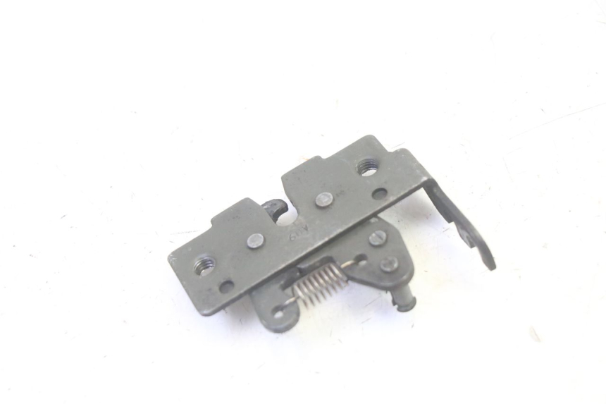 photo de SERRURE DE SELLE PIAGGIO MP3 RL 250 (2006 - 2010) - Autre angle de vue