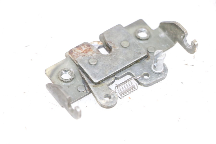 photo de SERRURE DE SELLE YAMAHA NEO'S NEOS 2T 50 (1998 - 2007) - Zoom état d’usage