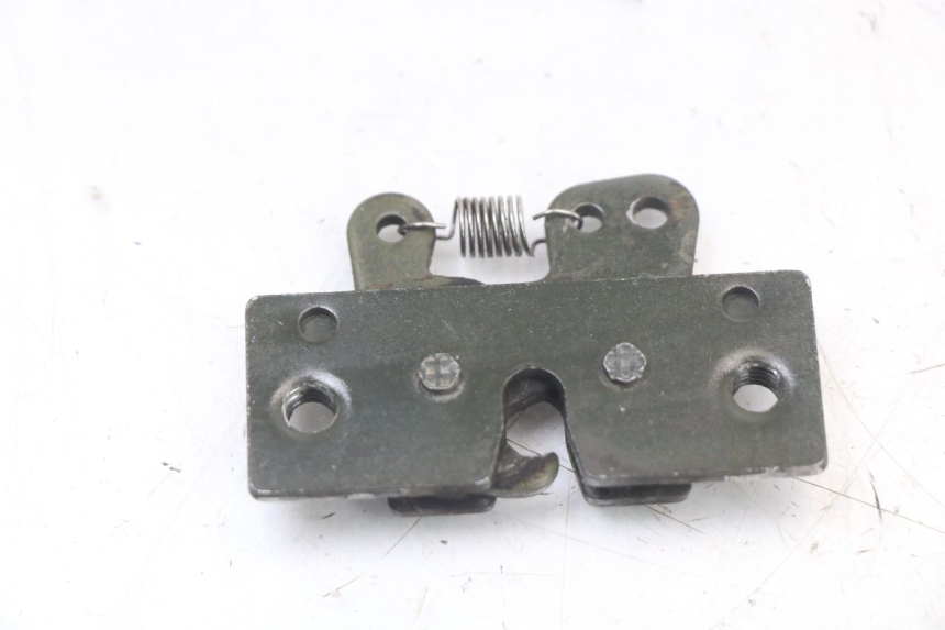 photo de SERRURE DE SELLE PEUGEOT ELYSTAR 50 (2002 - 2014) - Autre angle de vue