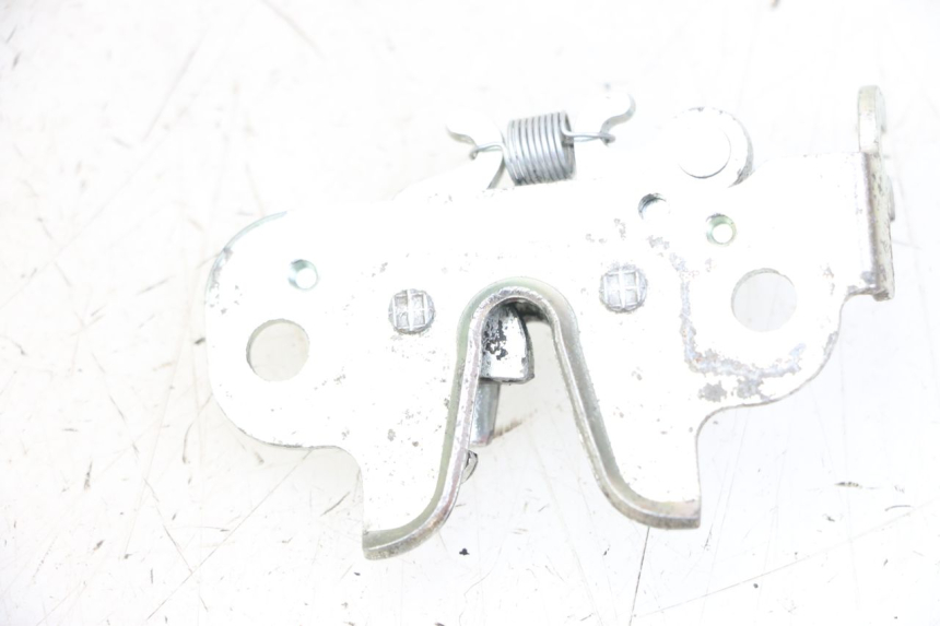 photo de SERRURE DE SELLE PEUGEOT KISBEE 4T 50 (2018 - 2022) - Zoom état d’usage