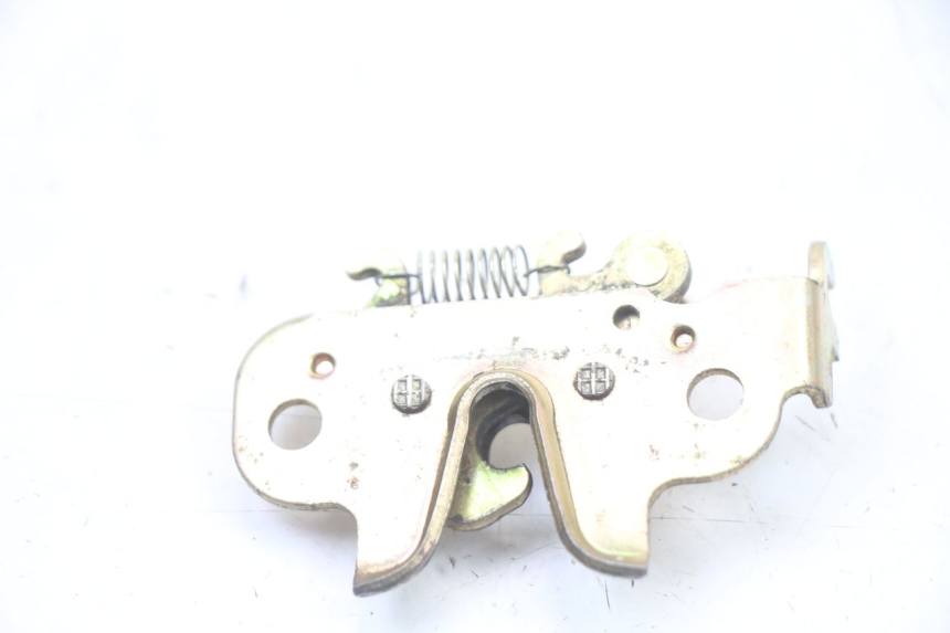 photo de SERRURE DE SELLE PEUGEOT KISBEE 4T 50 (2018 - 2022) - Zoom état d’usage