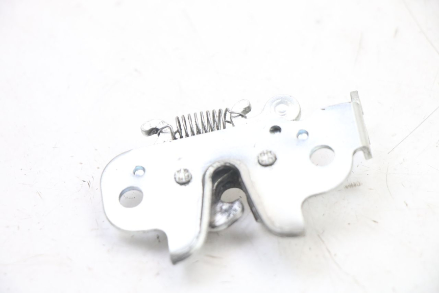 photo de SERRURE DE SELLE PEUGEOT KISBEE 4T 50 (2018 - 2022) - Zoom état d’usage